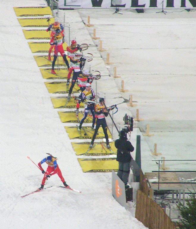Pas de tir et skieur lors d'une épreuve de biathlon