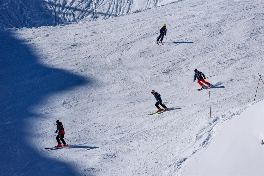Skieurs sur une piste des Dolomites