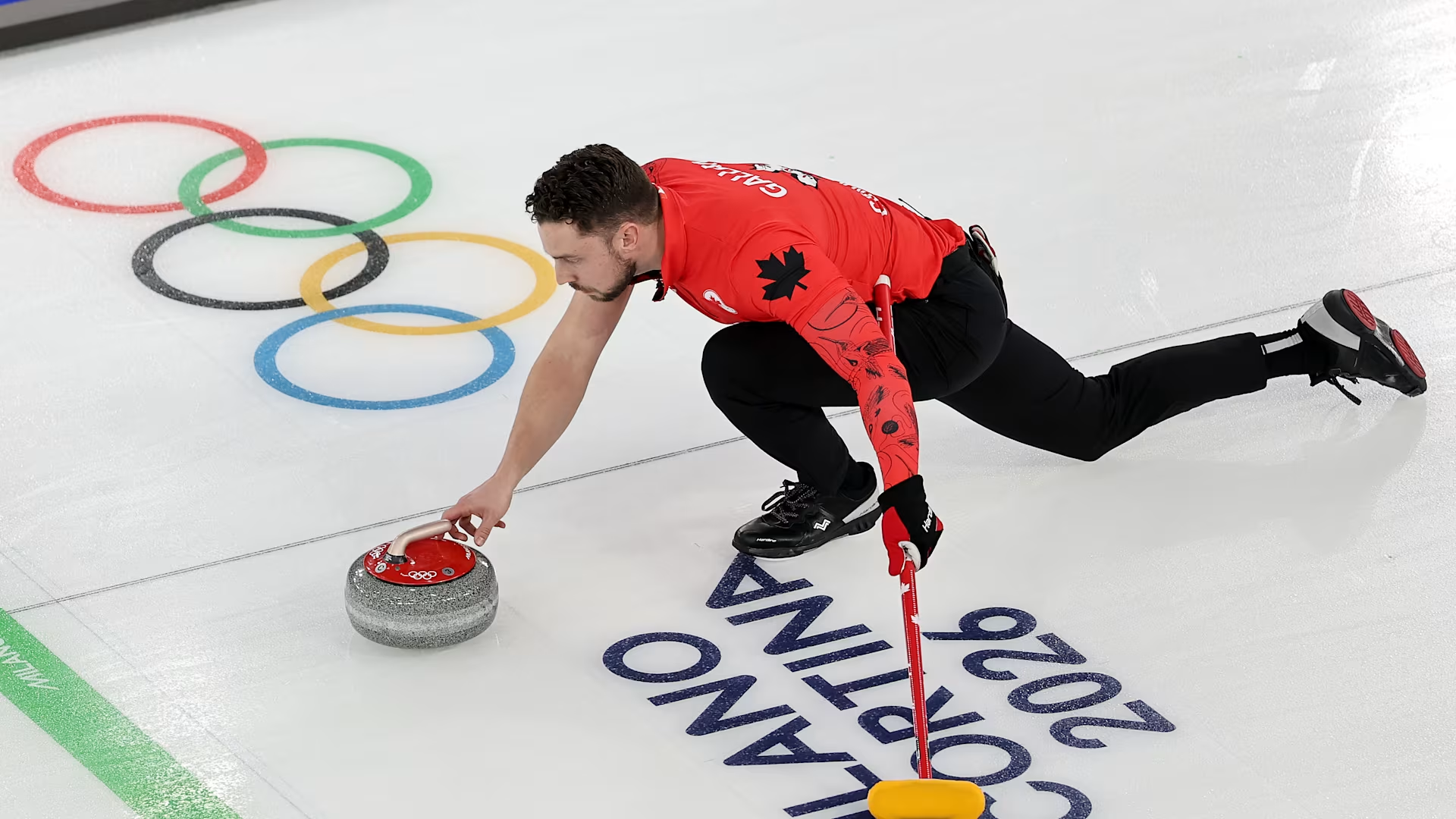 Curleur canadien lançant une pierre sur la glace olympique