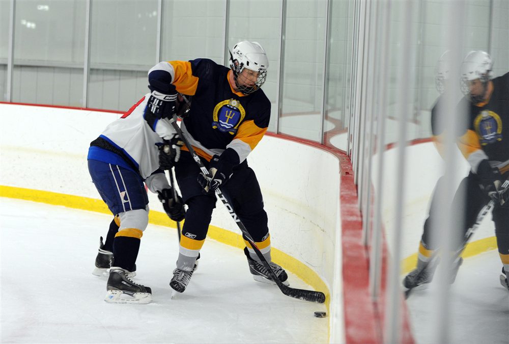 Joueurs de hockey en duel pour le palet