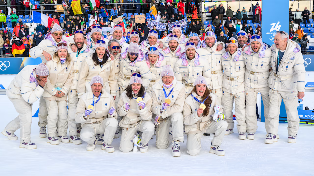 Équipe de France de biathlon célébrant ses médailles