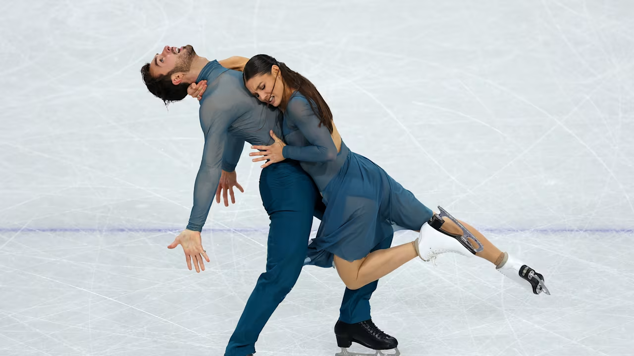 Couple de patinage artistique en pleine figure