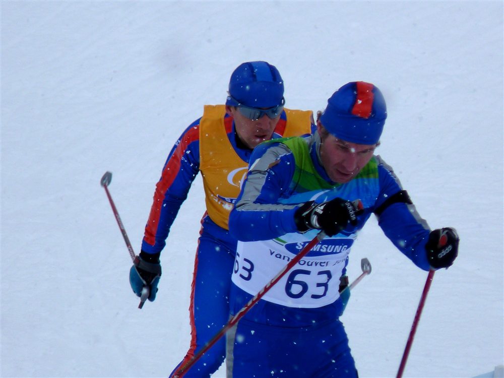 Para-biathlète en pleine course