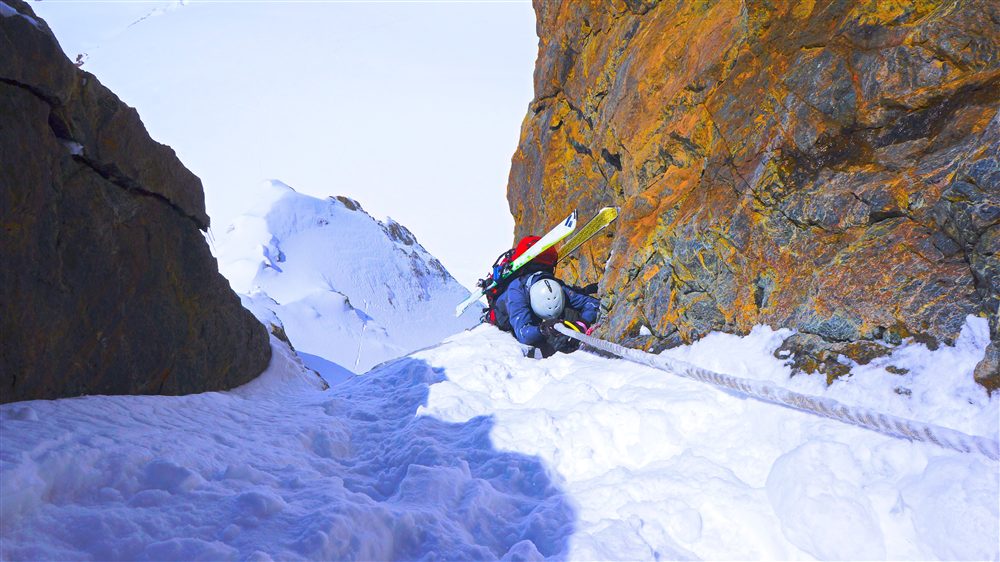 Ski-alpiniste en montée, skis sur le sac