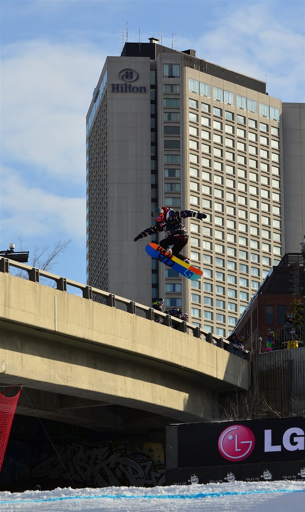 Snowboardeur en big air, saut avec grab